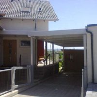 Carport mit Hauseingangsüberdachung mit Integriertem Zaun